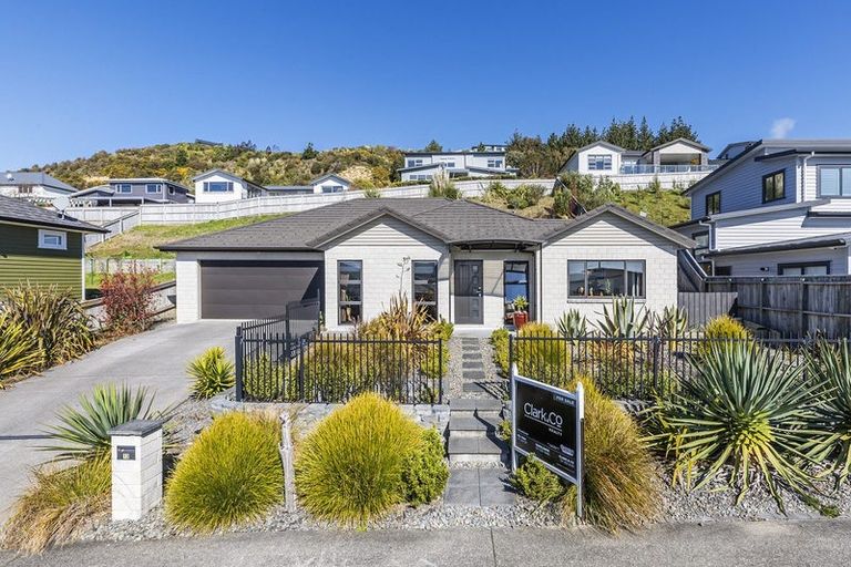 Photo of property in 13 Madeira Close, Whitby, Porirua, 5024