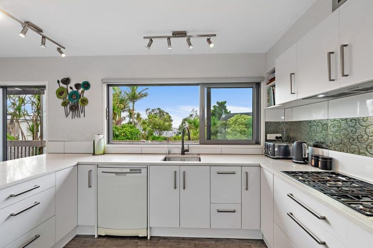 Photo of property in 14a West Lynn Road, Titirangi, Auckland, 0604