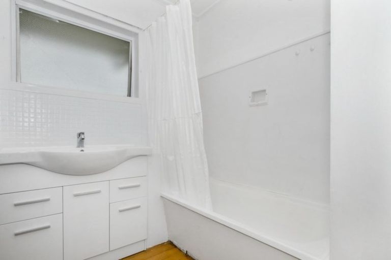 Photo of property in 2/55 Glenmore Road, Sunnyhills, Auckland, 2010