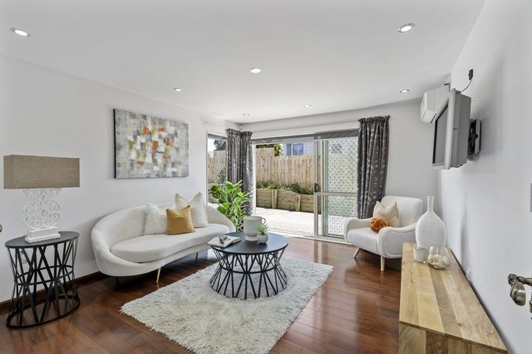 Photo of property in 627a Glenfield Road, Totara Vale, Auckland, 0629