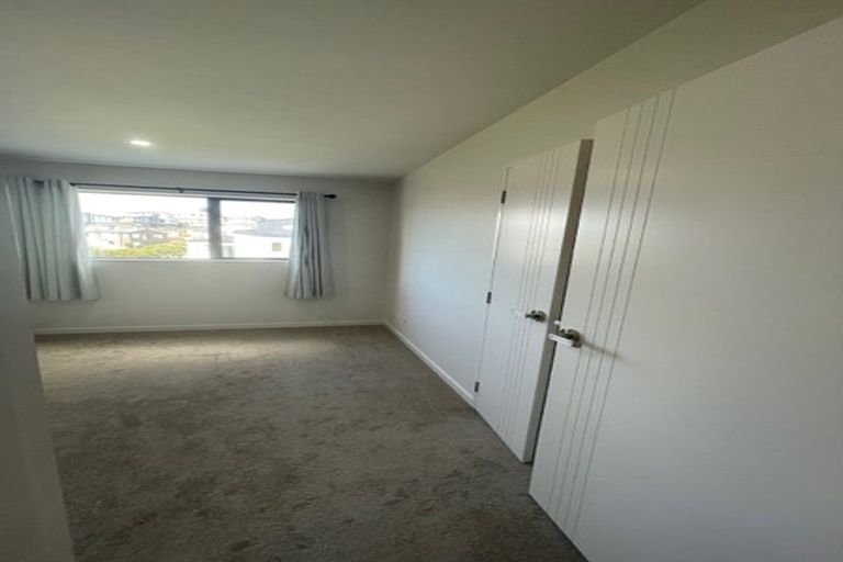 Photo of property in 24 Baumea Rise, Massey, Auckland, 0614
