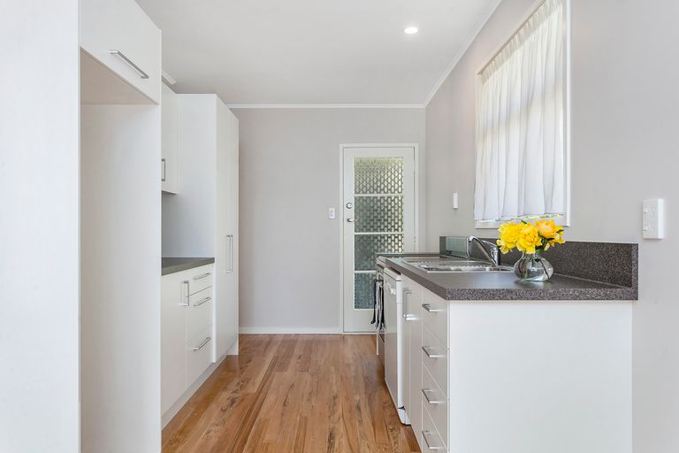 Photo of property in 281 Shakespeare Street, Leamington, Cambridge, 3432