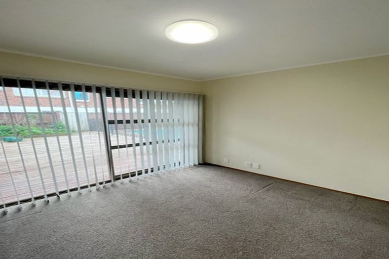 Photo of property in 12 Holdaway Avenue, Northcote, Auckland, 0627