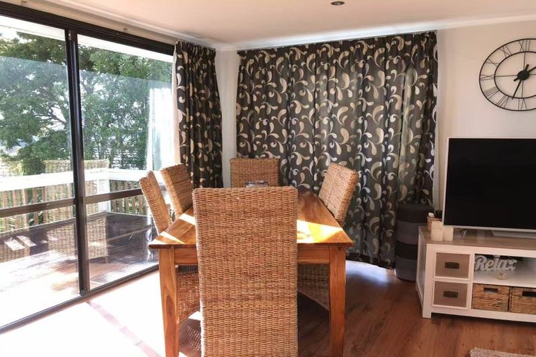 Photo of property in 32 Exeter Place, Unsworth Heights, Auckland, 0632