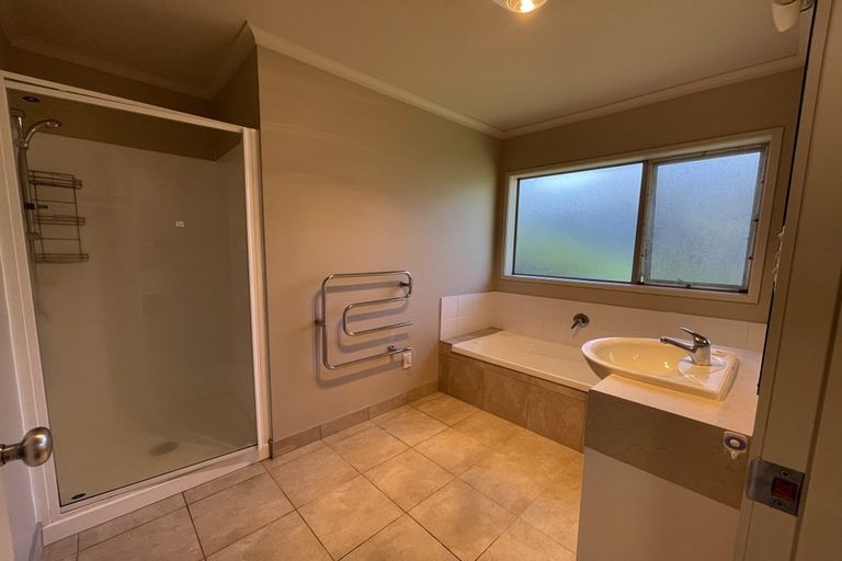 Photo of property in 14 Springtide Place, Red Beach, 0932