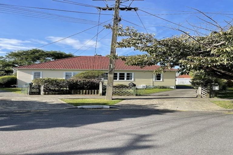 Photo of property in 6 Hobbs Grove, Epuni, Lower Hutt, 5011