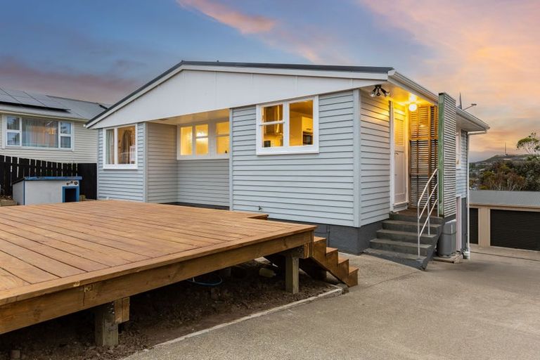 Photo of property in 16 Sasanof View, Ascot Park, Porirua, 5024