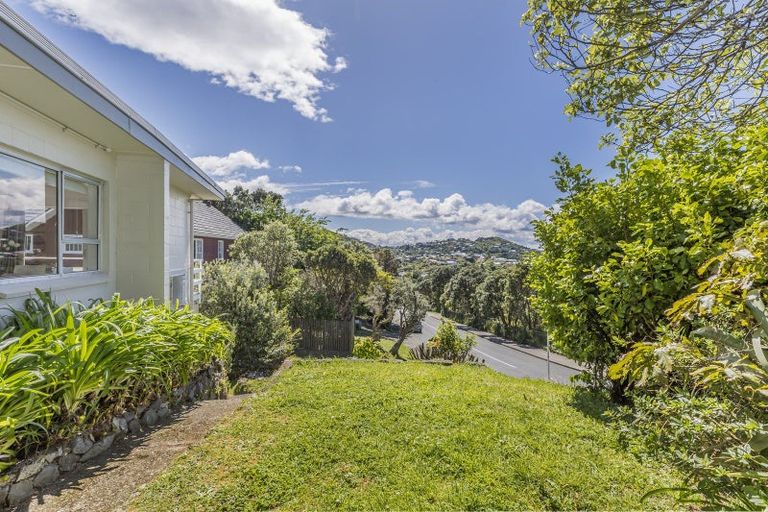 Photo of property in 1a Sandhurst Way, Crofton Downs, Wellington, 6035