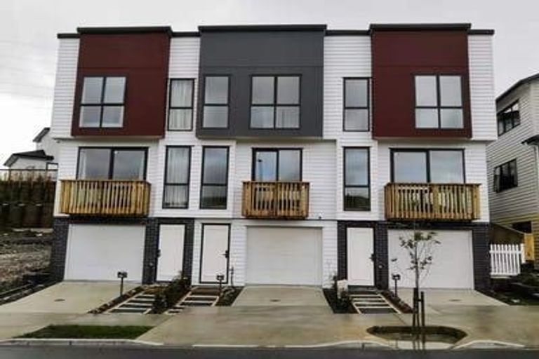 Photo of property in 31 Lawson Creek Street, Massey, Auckland, 0614