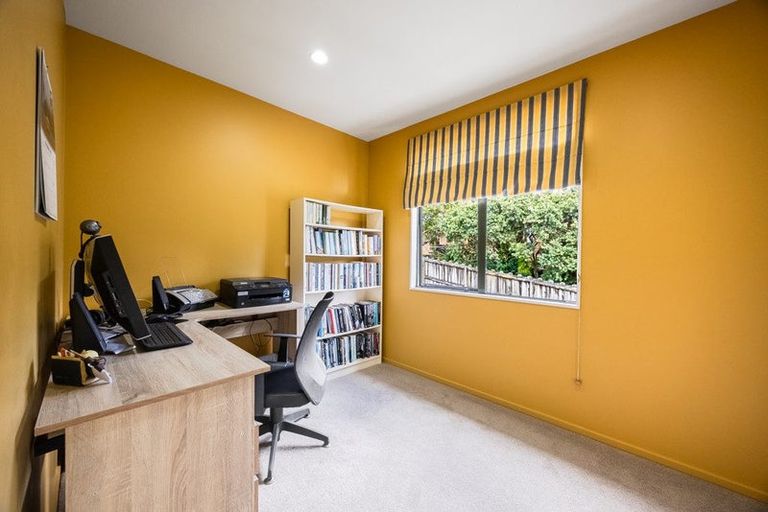 Photo of property in 30 Woodridge Avenue, Northcross, Auckland, 0630
