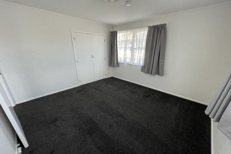 Photo of property in 2 Maybelle Place, Kelston, Auckland, 0602