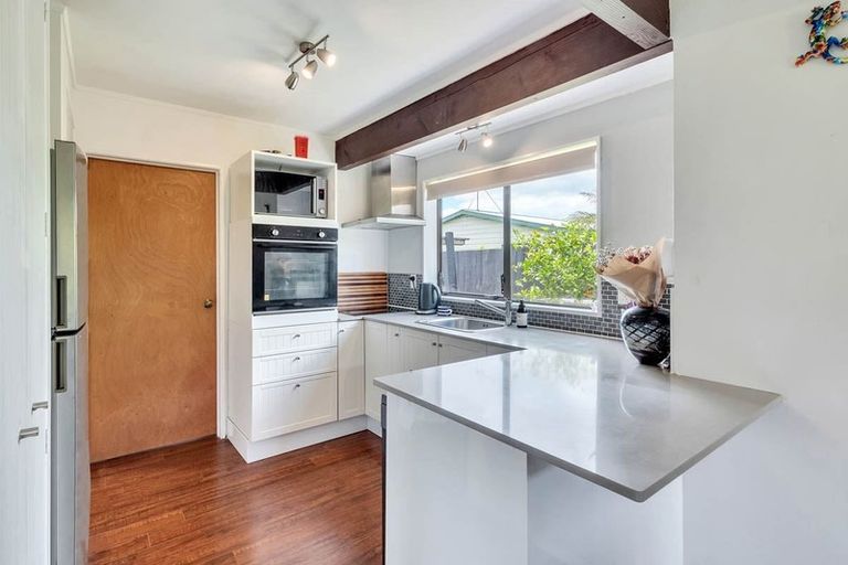 Photo of property in 3/98 Roberts Road, Te Atatu South, Auckland, 0610