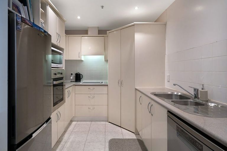 Photo of property in 2i/175 Hurstmere Road, Takapuna, Auckland, 0622