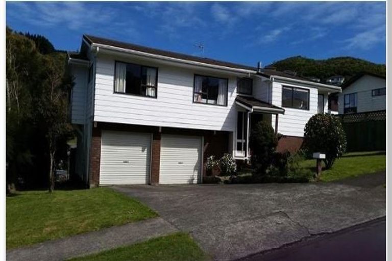 Photo of property in 79 Victory Crescent, Tawa, Wellington, 5028