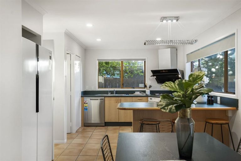 Photo of property in 1/52 Aberdeen Road, Campbells Bay, Auckland, 0620