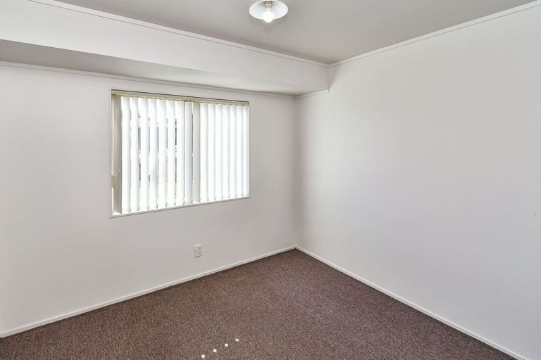 Photo of property in 1 Loughinisland Place, Weymouth, Auckland, 2103