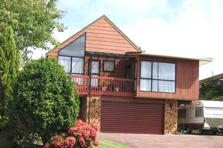 Photo of property in 6 Lydford Place, Glendene, Auckland, 0602