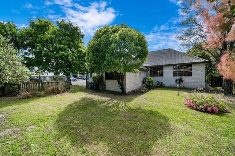 Photo of property in 2 Inglewood Place, Avonhead, Christchurch, 8042