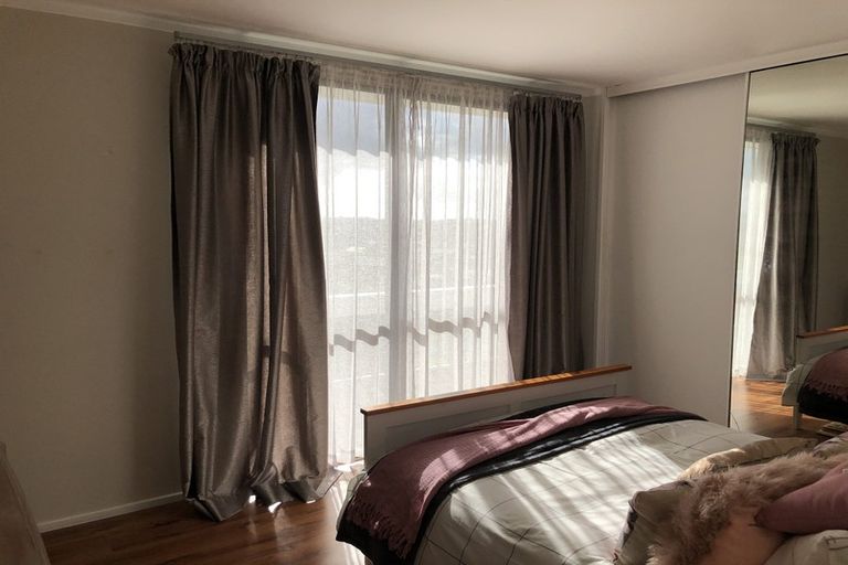 Photo of property in 32 Exeter Place, Unsworth Heights, Auckland, 0632