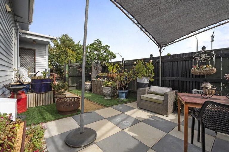 Photo of property in 136 Featherston Street, Palmerston North, 4410