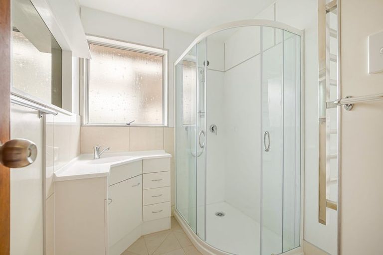 Photo of property in 27 Temuri Place, Glendene, Auckland, 0602