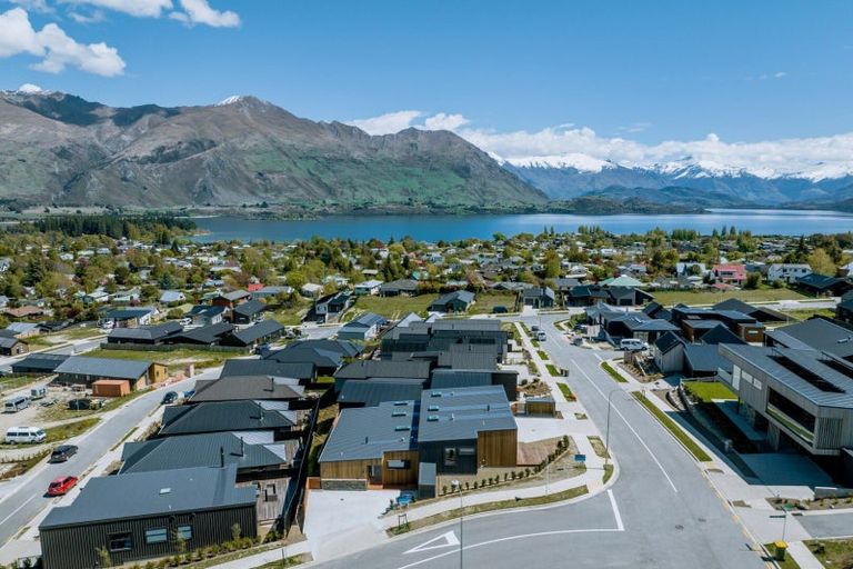 Photo of property in 21 Fenton Avenue, Wanaka, 9305