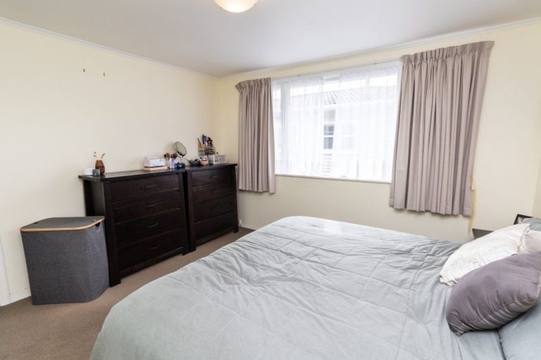 Photo of property in 9 Pinkerton Grove, Newlands, Wellington, 6037