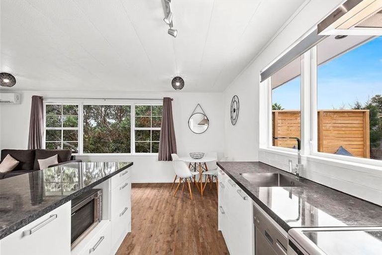 Photo of property in 3 Sumich Place, West Harbour, Auckland, 0618