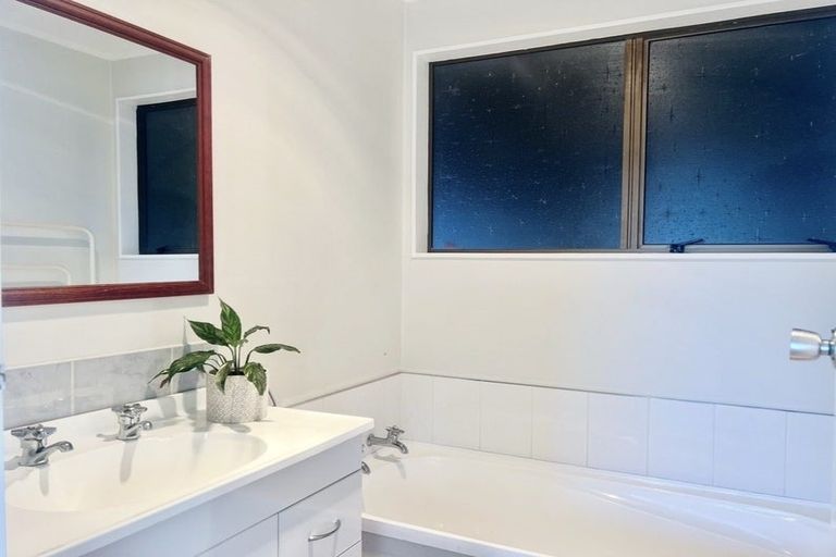 Photo of property in 32 Wisteria Grove, Maungaraki, Lower Hutt, 5010