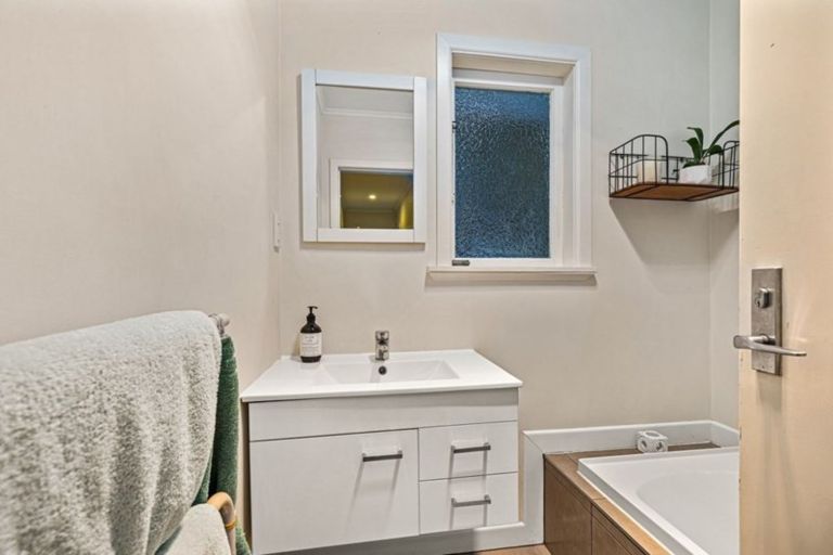 Photo of property in 12 Arahoe Road, New Lynn, Auckland, 0600