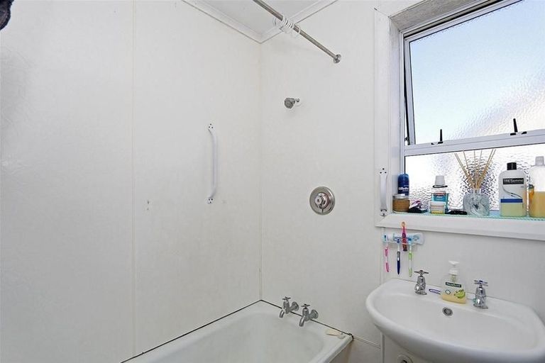 Photo of property in 18 Railway Street, Eltham, 4322