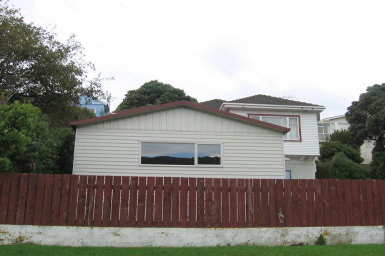 Photo of property in 16 Hinau Street, Tawa, Wellington, 5028