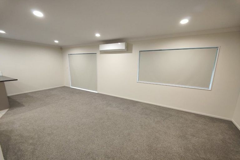 Photo of property in 12 Mediterranean Way, Goodwood Heights, Auckland, 2105