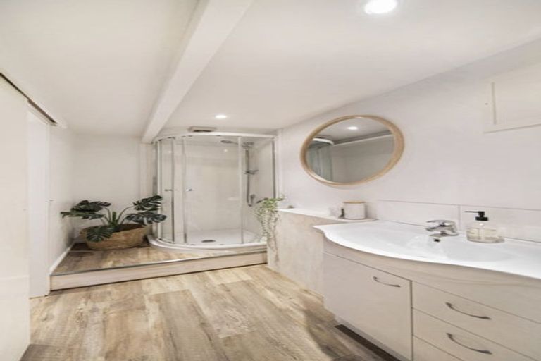 Photo of property in 1/50 La Trobe Street, Pakuranga Heights, Auckland, 2010