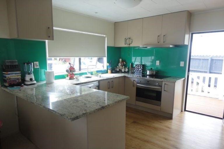 Photo of property in 1/13 Kirklow Place, Goodwood Heights, Auckland, 2105