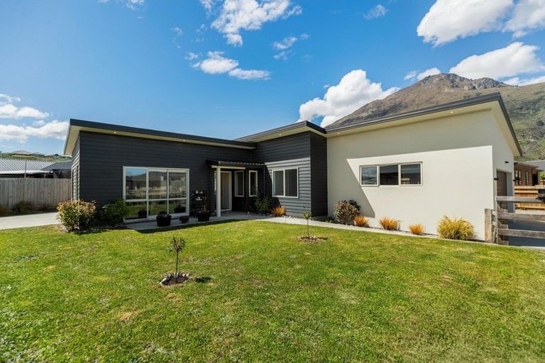 Photo of property in 8 Chadlington Way, Lower Shotover, Queenstown, 9304