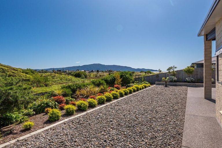 Photo of property in 15 Taranui Way, Paraparaumu Beach, Paraparaumu, 5032