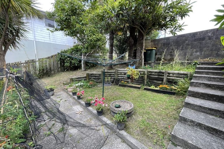 Photo of property in 90 Sunnyside Road, Sunnyvale, Auckland, 0612