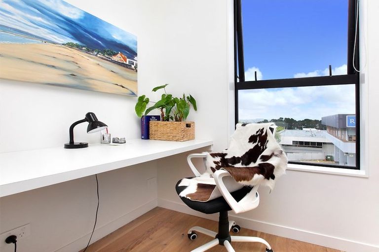 Photo of property in 2/2a Rawene Road, Birkenhead, Auckland, 0626