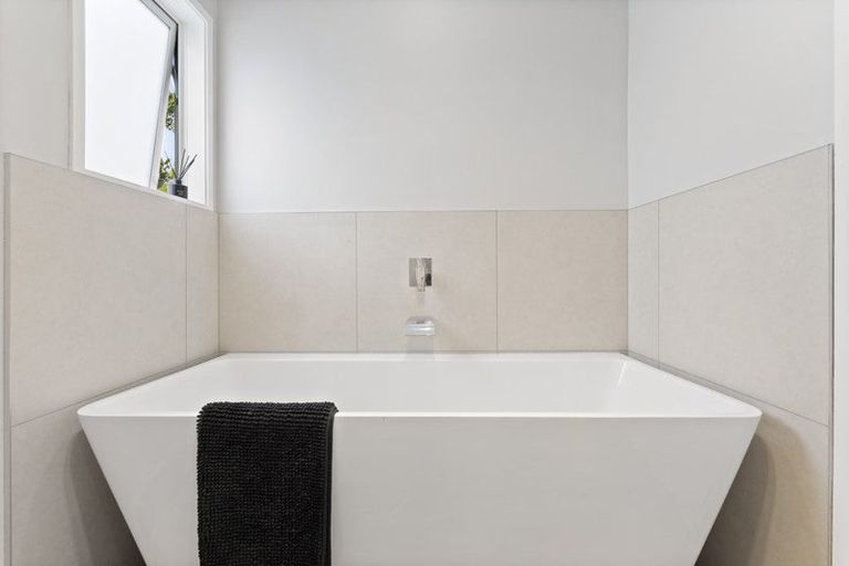 Photo of property in 21 Albert Hall Drive, Red Beach, 0932