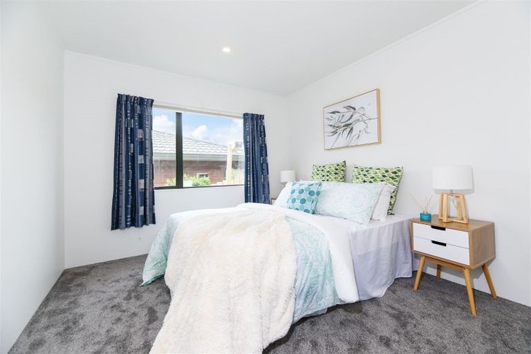 Photo of property in 33 Zefiro Drive, Massey, Auckland, 0614