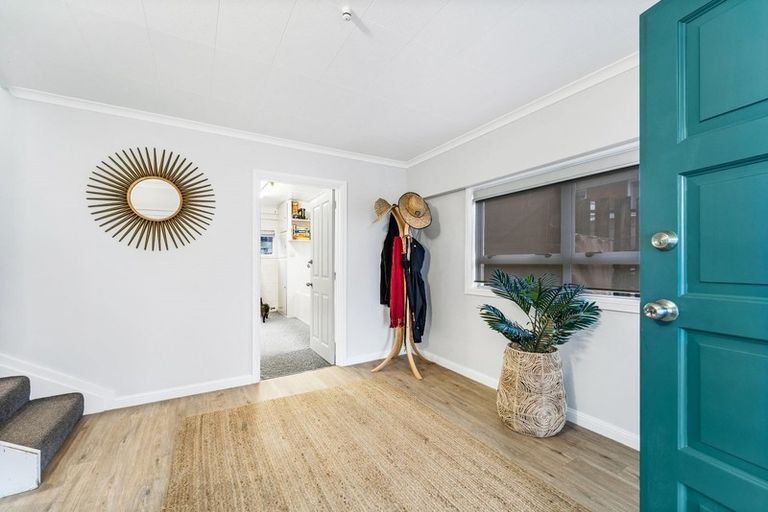 Photo of property in 28 Lydford Place, Glendene, Auckland, 0602