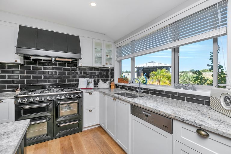 Photo of property in 19-21 Kauri Drive, Kumeu, 0810