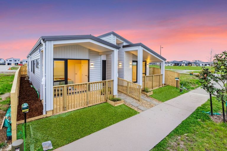 Photo of property in 8 Ihi Place, Karaka, 2578