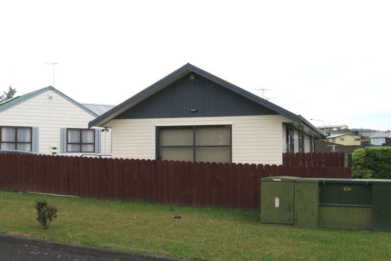 Photo of property in 2 Truscott Place, West Harbour, Auckland, 0618