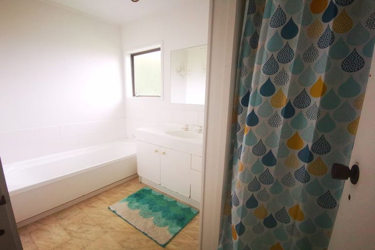 Photo of property in 28 Claverdon Drive, Massey, Auckland, 0614