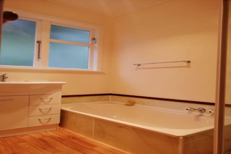 Photo of property in 32 Arapiko Street, Johnsonville, Wellington, 6037