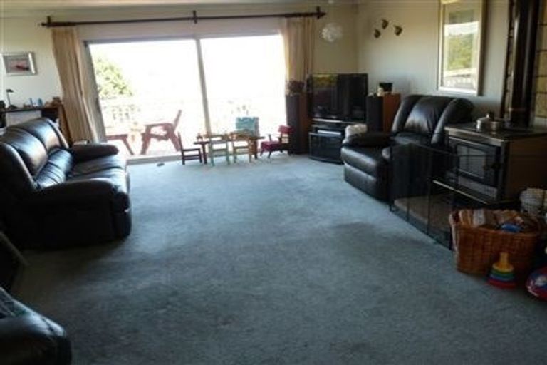 Photo of property in 42 Valley View Road, Glenfield, Auckland, 0629