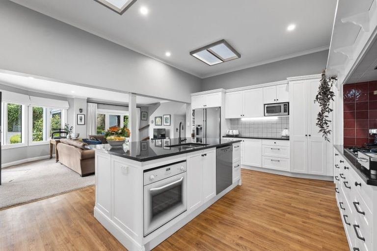 Photo of property in 18 Ridge Lane, New Plymouth, 4310