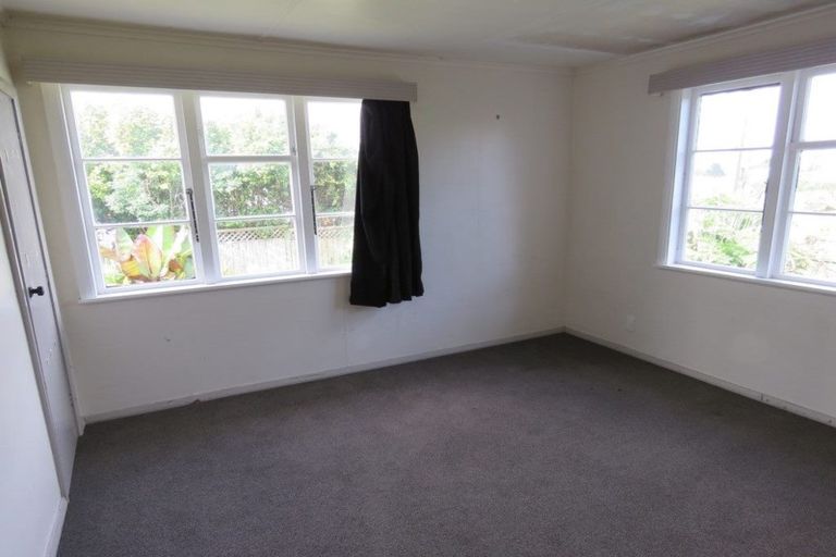 Photo of property in 62 Omata Road, Marfell, New Plymouth, 4310